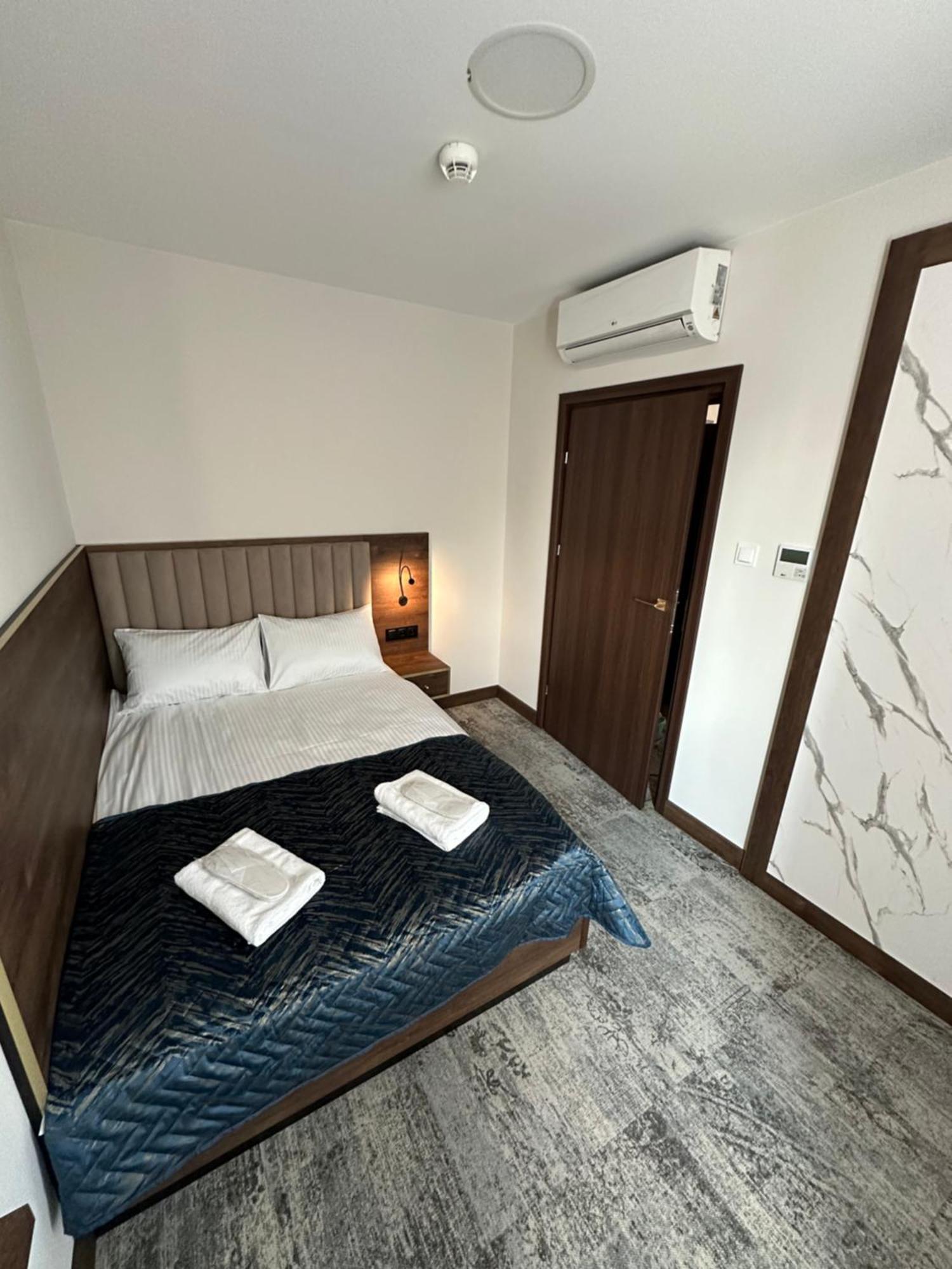 Sleep&Fly Okecie Warsaw Airport Bed and Breakfast Exteriör bild