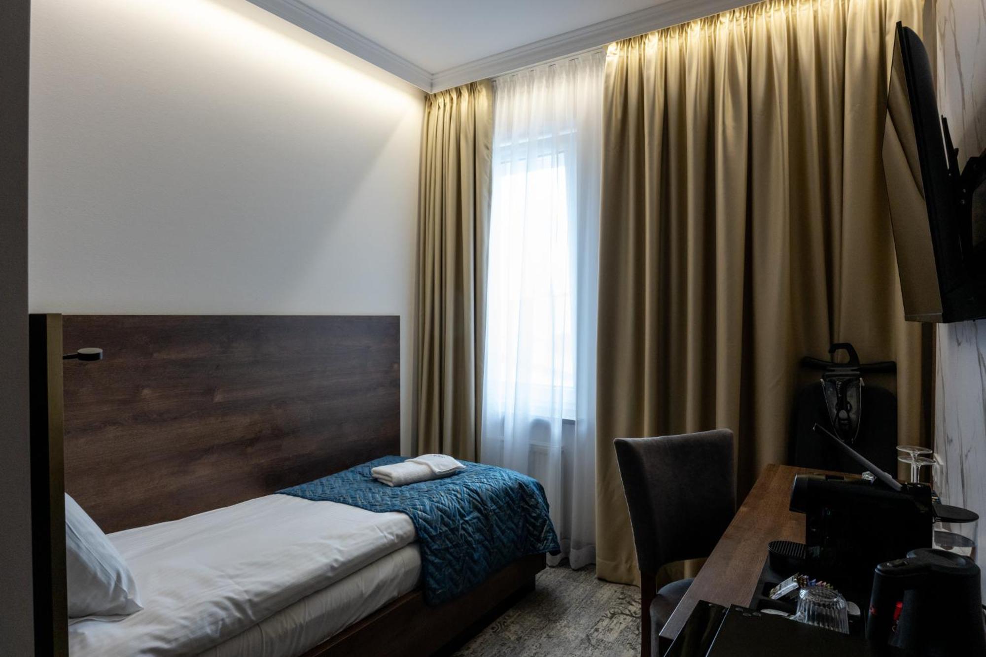 Sleep&Fly Okecie Warsaw Airport Bed and Breakfast Exteriör bild